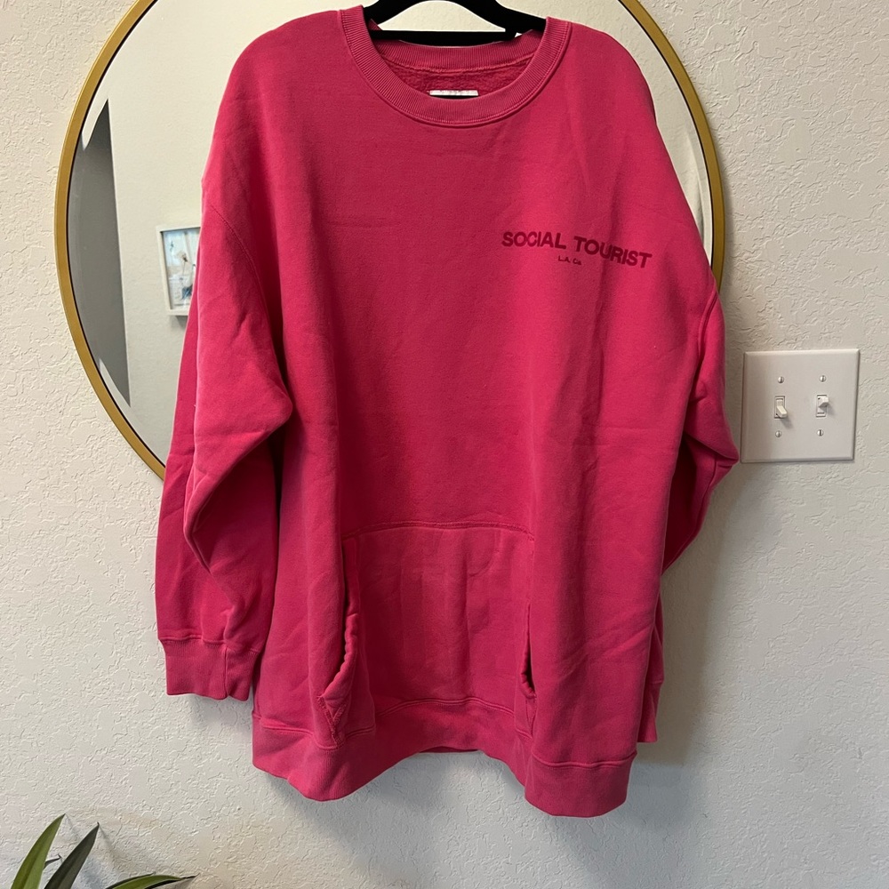 Social tourist pink sweatshirt